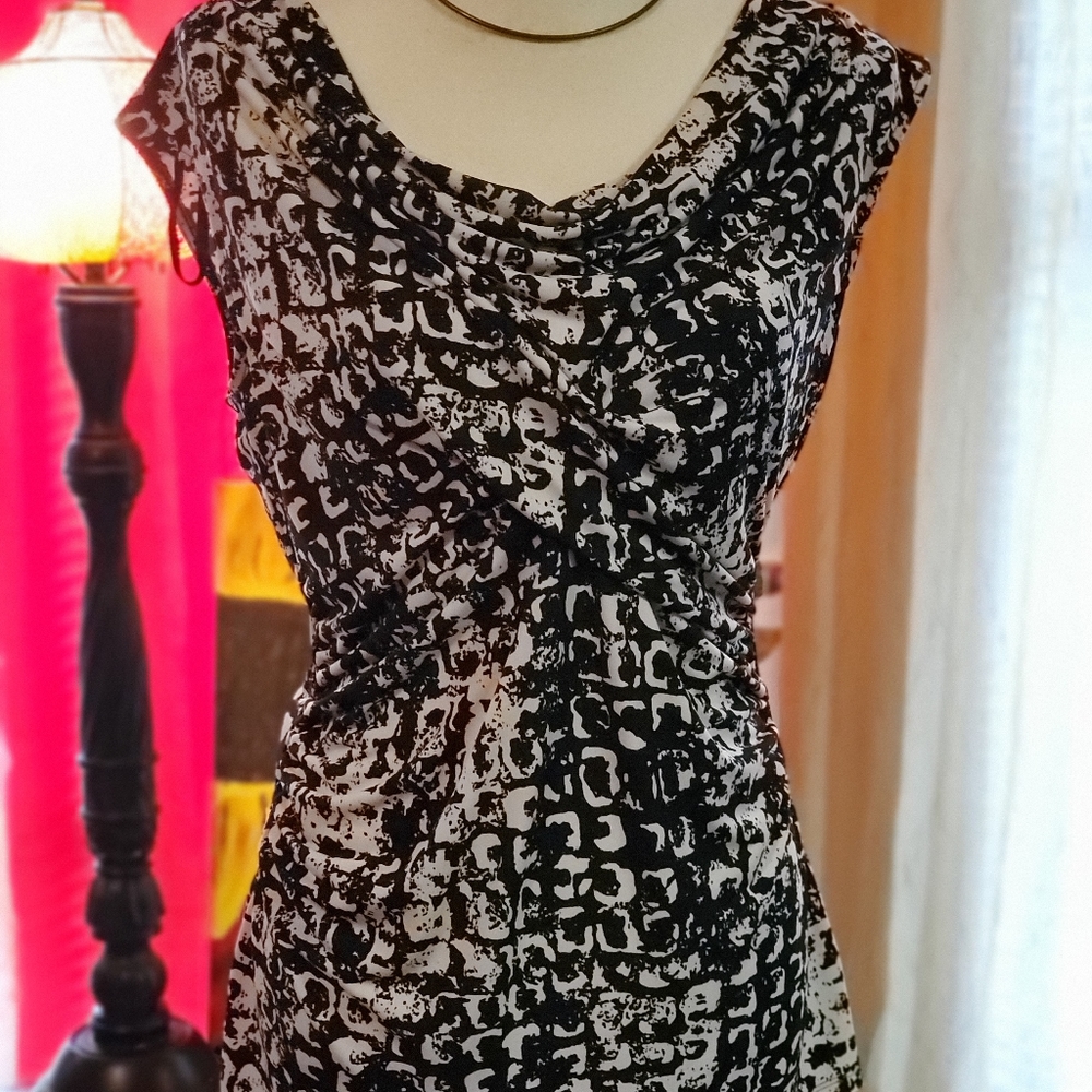 Beautiful Chaus black and white sleeveless blouse.